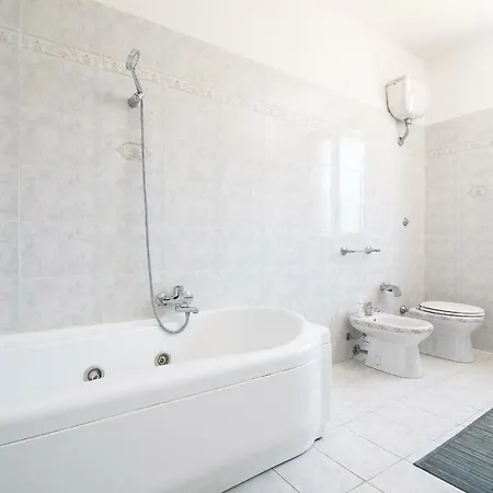 Vila Laura *